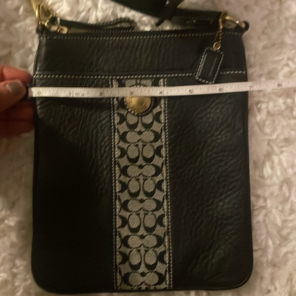 Like new coach everyday small purse - Picture 3 of 7